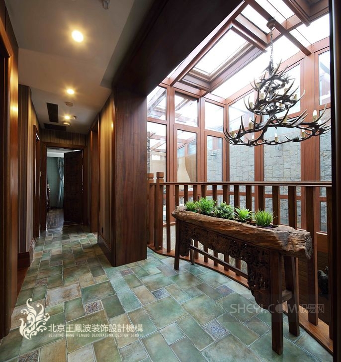 设计师:王凤波 面积:329 所在地: 简介:中间建筑 设计师在这套300多平米的别墅中,所遇到的最大挑战,就是要把业主多年来收藏的中国古典家具容纳在内。由于中式家具的质感和形制都比较固定,因此在室内环境的塑造方面具有一定难度。 北京王凤波装饰设计机构的首席设计师王凤波,是这套别墅的主案设计师。