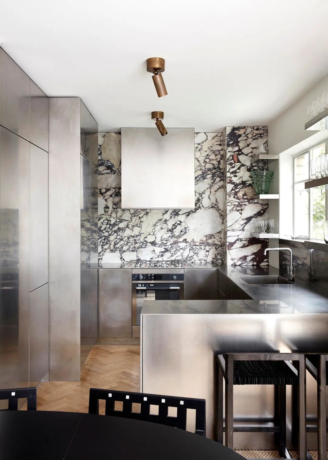 全不锈钢厨房搭配大理石，这个设计太酷了！