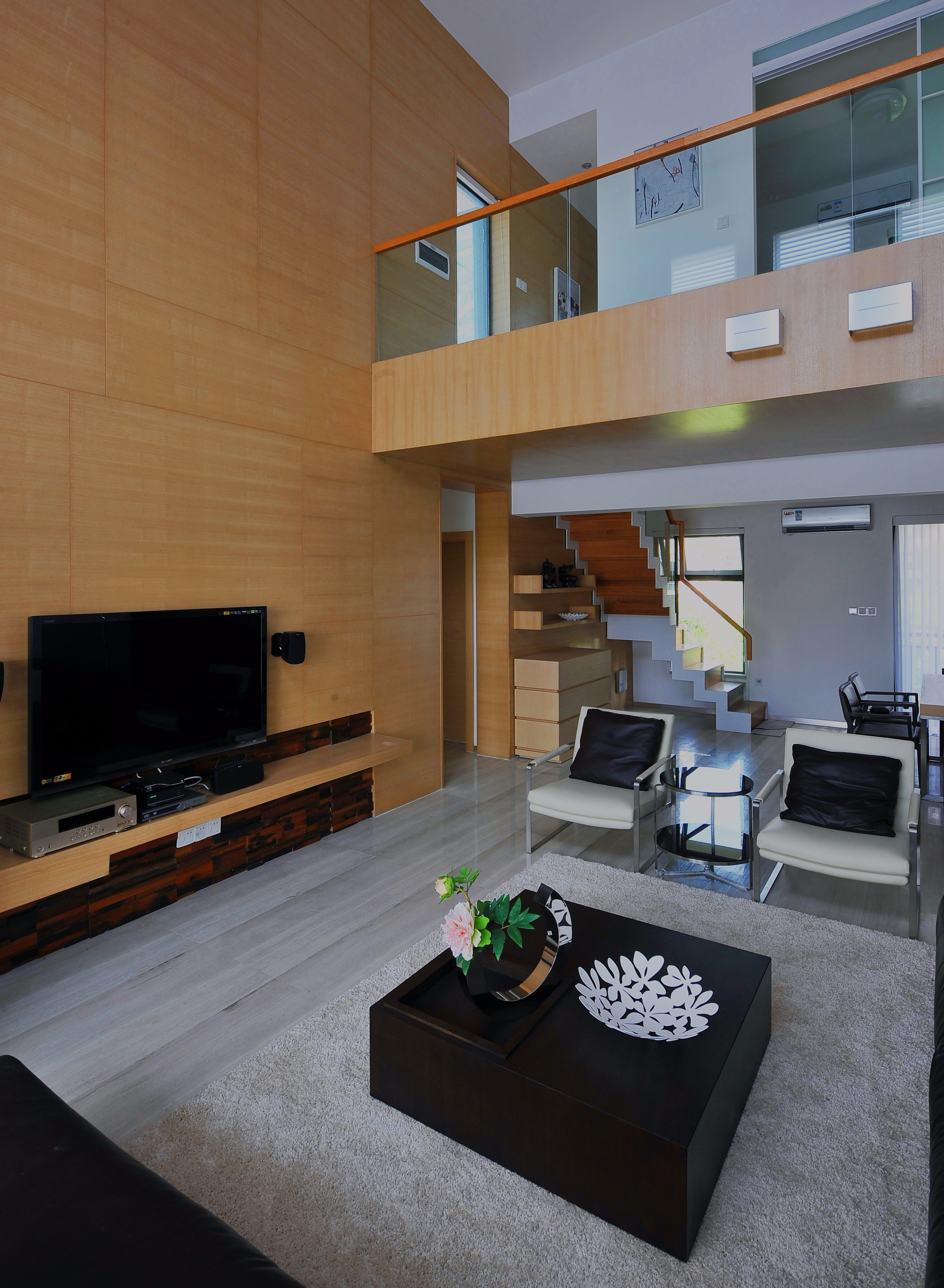 整体以现代无素为主,大量采用木饰面,更隔入自然.